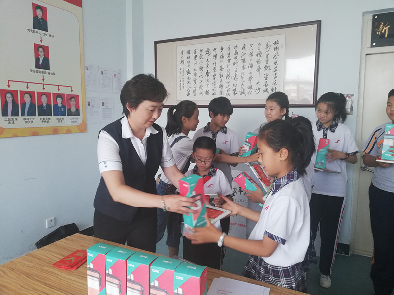 代理妈妈们为孩子们赠送小礼物_副本.jpg