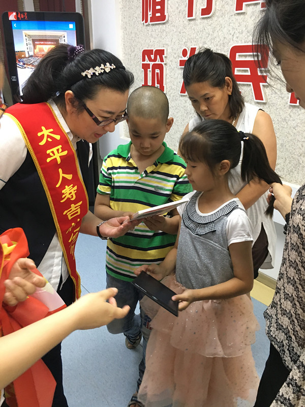 代理妈妈们为孩子们介绍礼物的用法_副本.jpg