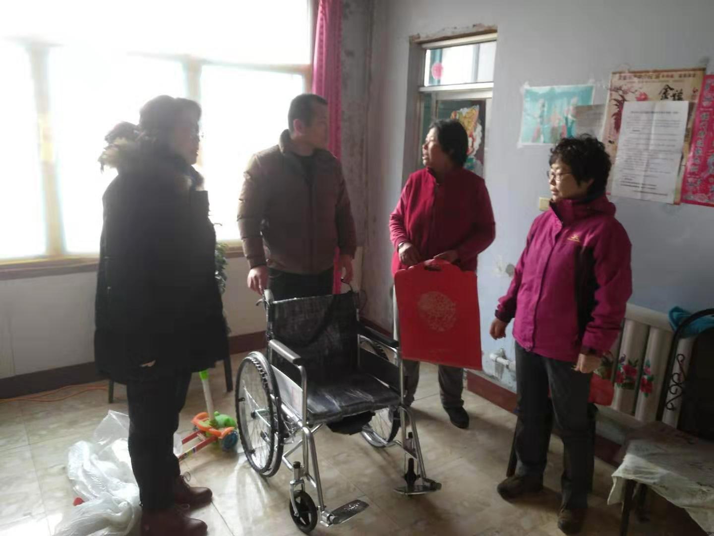20190820141204i李超组织为贫困户李春刚捐赠轮椅.jpg