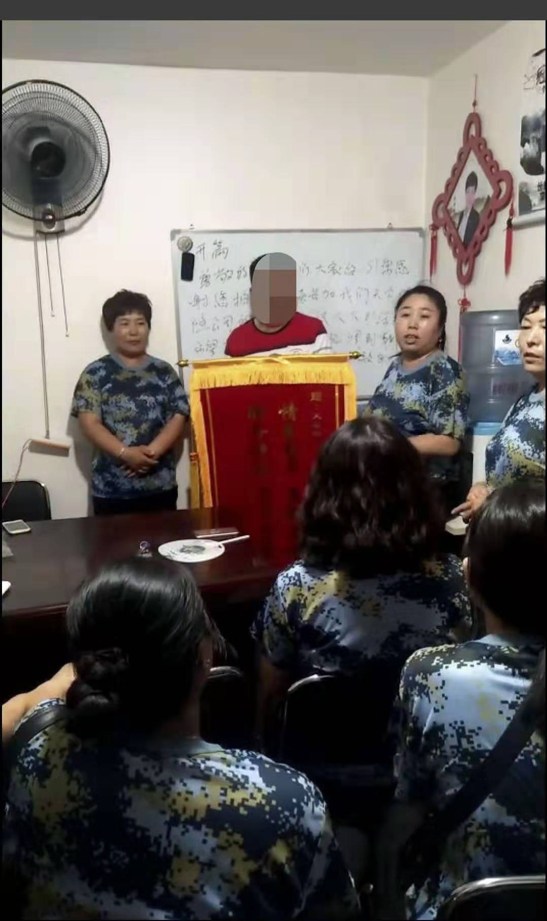 20190829174305i张先生获赔送锦旗.jpg
