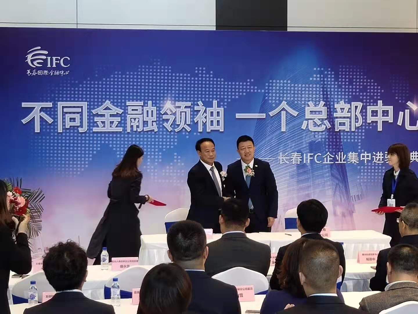 20191011111318i阳光人寿吉林分公司与长春荣丰房地产开发有限公司负责人合影.jpg