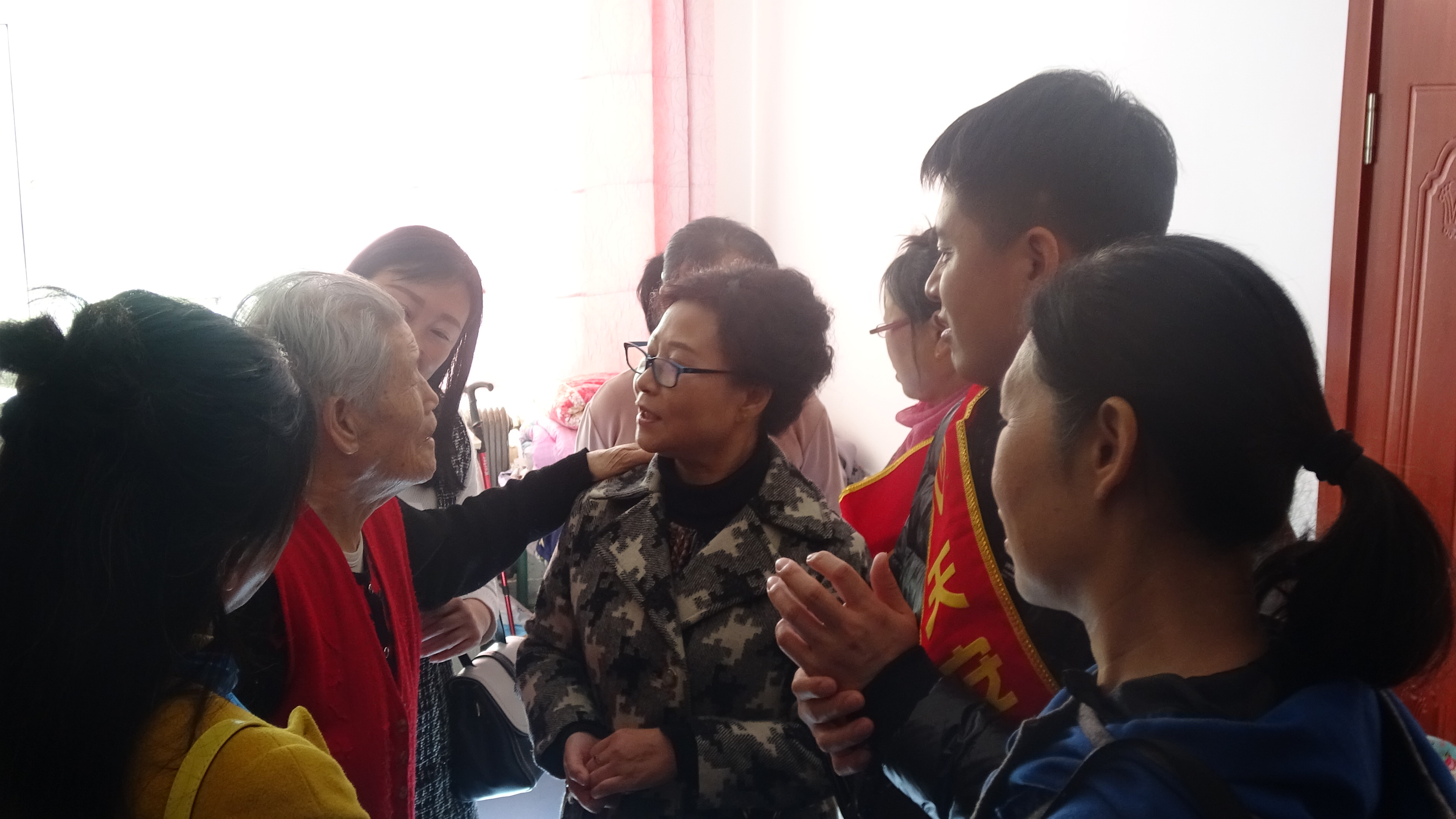 20191106141300i外宣-弘扬民族文化、关爱孤寡老人-石微.JPG
