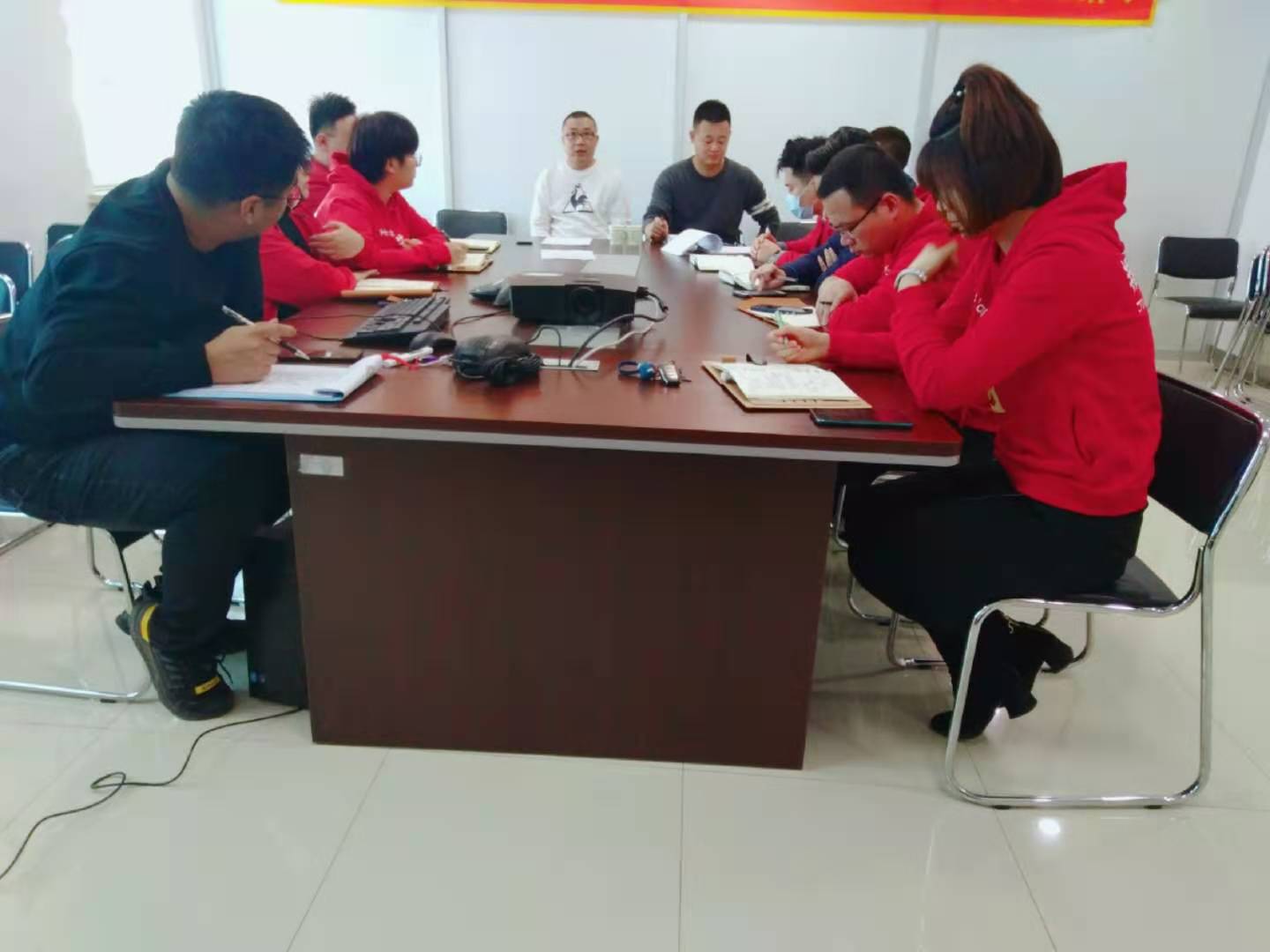 20210114155905i天安人寿辽源中支召开管理干部工作计划会议.jpg