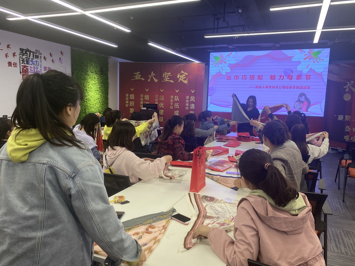 20210511192354i讲解丝巾搭配方法.jpg