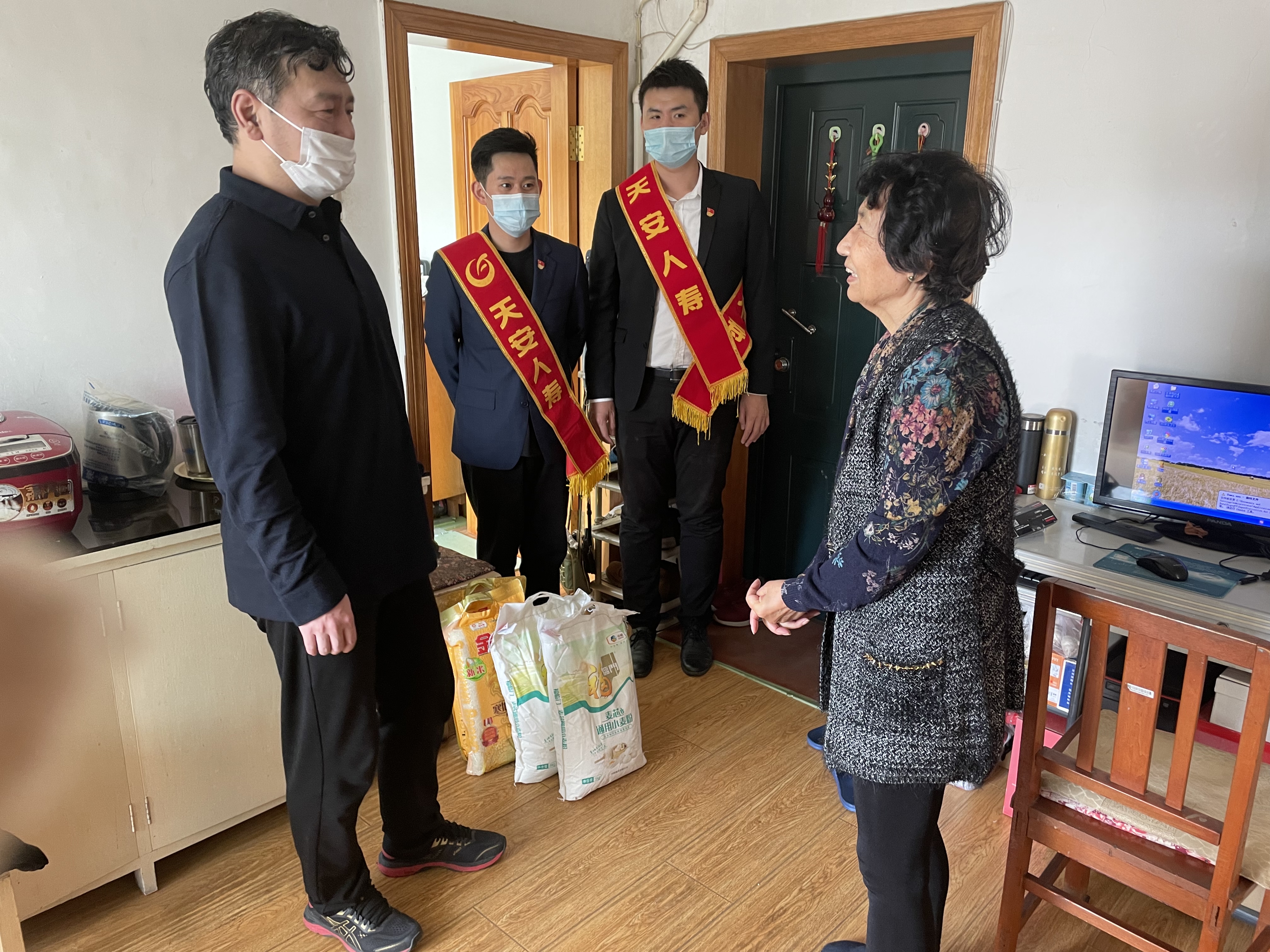 20211104102855i邓国军总慰问老党员.jpg