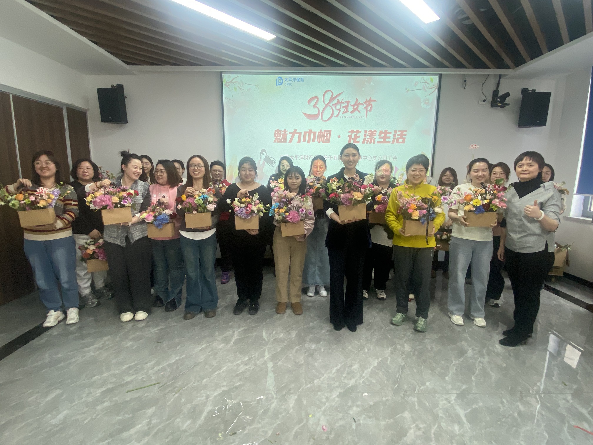 20250306+【五心聚合力】长春中支工会开展妇女节“魅力巾帼·花漾生活”插花活动1.jpg