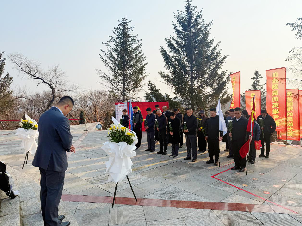 20250403+中国太保产险吉林中支党支部联合寿险党支部开展清明祭扫烈纪念塔活动1.png