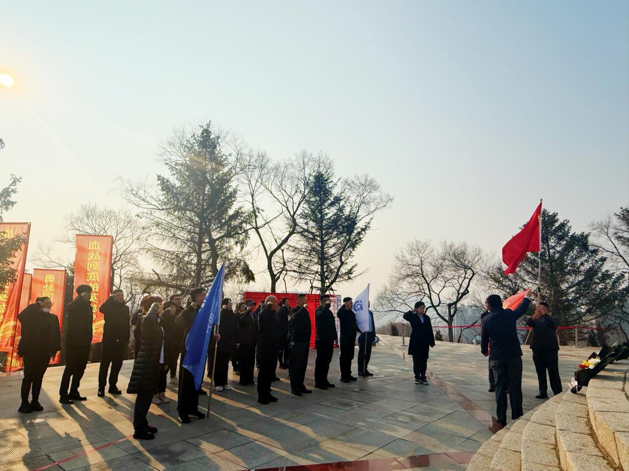 20250403+中国太保产险吉林中支党支部联合寿险党支部开展清明祭扫烈纪念塔活动2.png