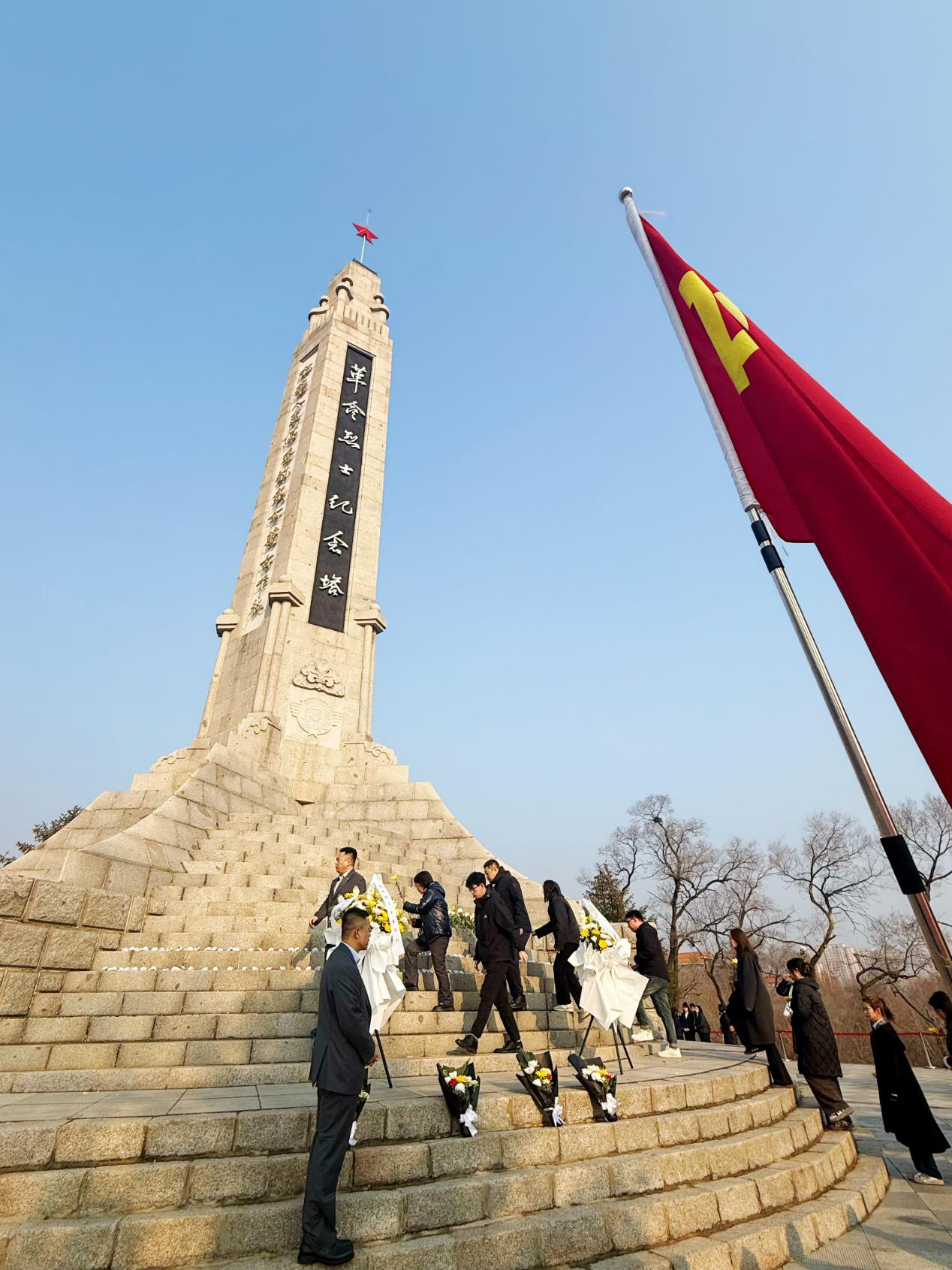 20250403+中国太保产险吉林中支党支部联合寿险党支部开展清明祭扫烈纪念塔活动3.png