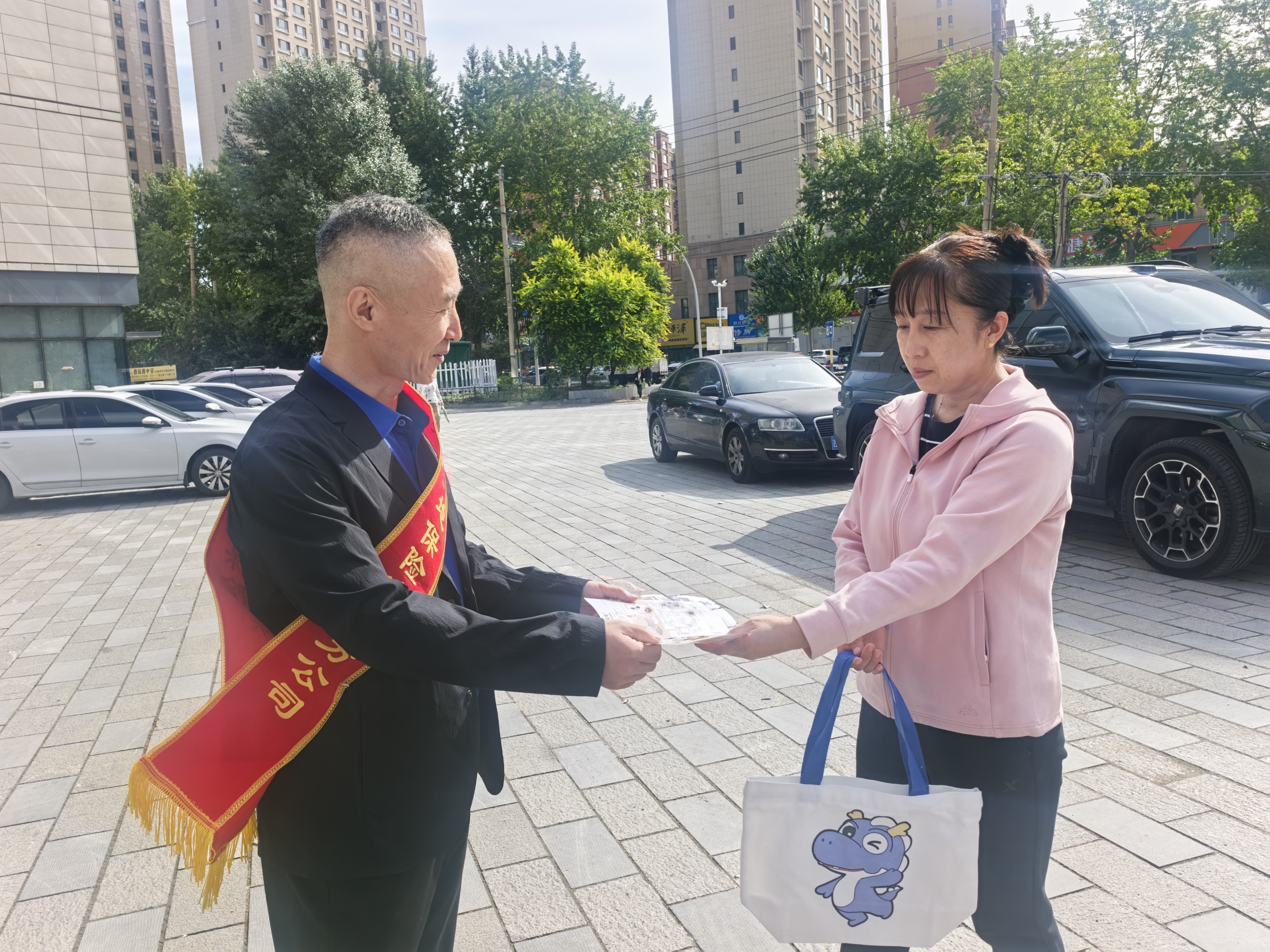 1789438894559261.jpg 大地保险吉林分公司副总经理宣传现场(照片二).jpg