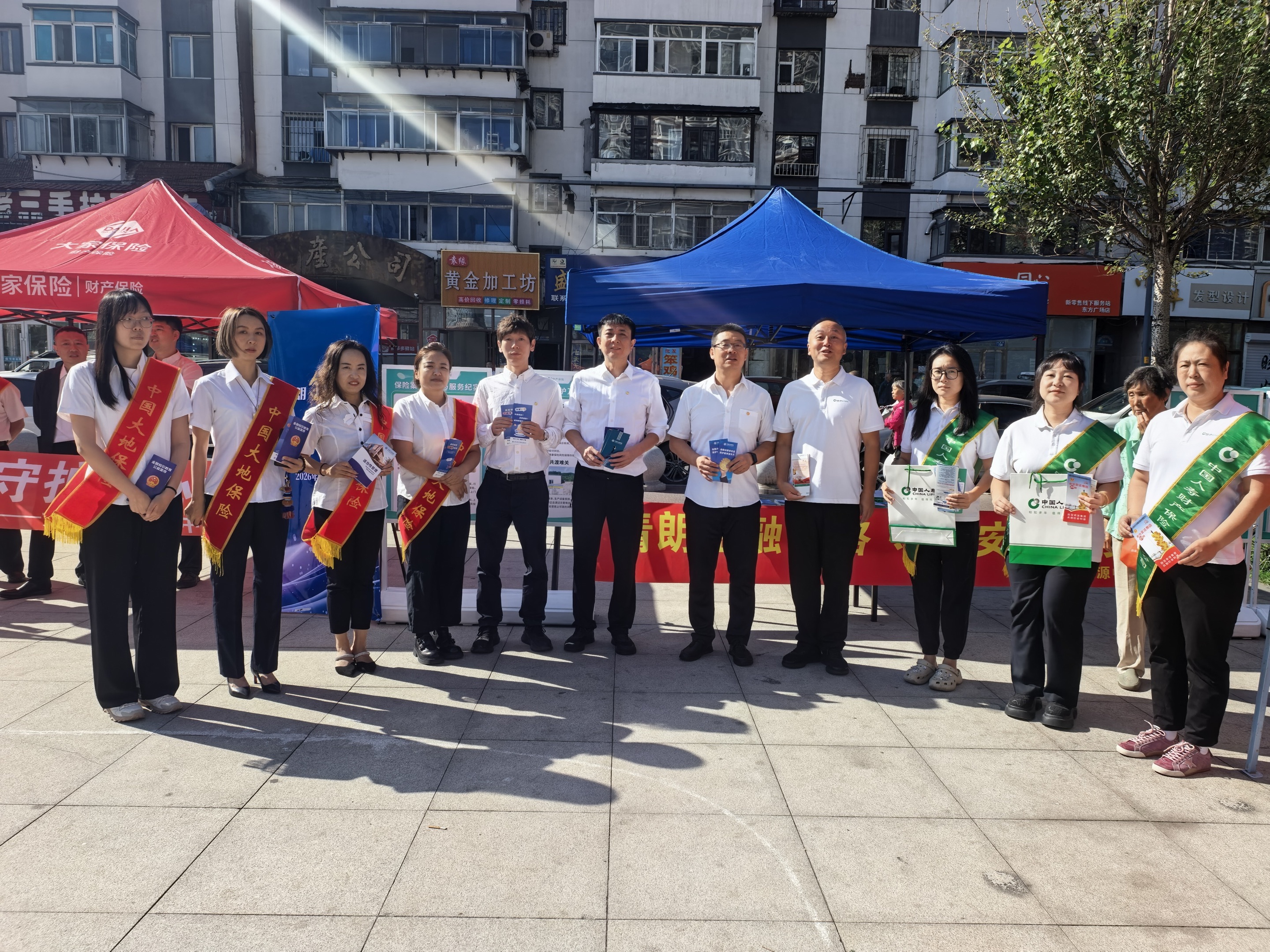 中国大地保险辽源中心支公司联合国寿财险共同开展金融教育宣传周主题活动（照片一）.jpg